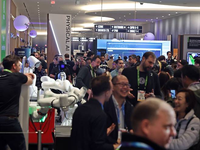 CES 2026 개막 이틀차인 7일(현지시간) 미국 네바다주 라스베이거스 퐁텐블로 호텔에 마련된 엔비디아 전시장 '피지컬AI관'에서 관람객들이 제품을 살펴보고 있다. [뉴스1]