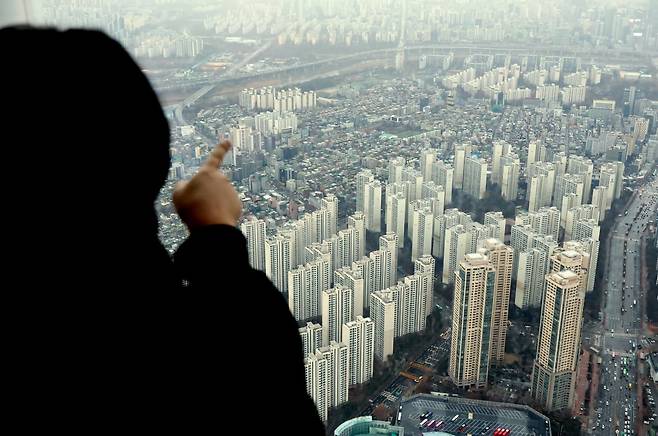 서울 송파구 롯데월드타워 서울스카이에서 아파트 단지가 보이고 있다. 사진=뉴스1