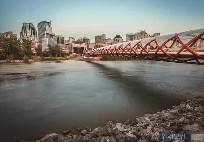 스페인 건축가 산티아고 칼라트라바의 작품, 평화의 다리_ 교각 하나 없이 지어진 것이 특징이다(사진=알버타관광청)