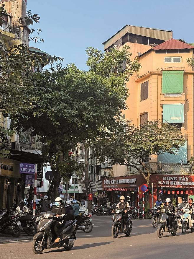 하노이 시민들의 오토바이 행렬은 또 하나의 볼거리다