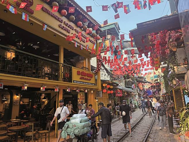 하노이의 명물 기찻길 카페거리