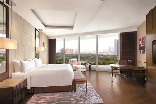 널찍한 공간감이 돋보이는 객실