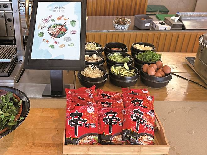 조식 뷔페의 인기 코너 ‘해장 라면’ 섹션