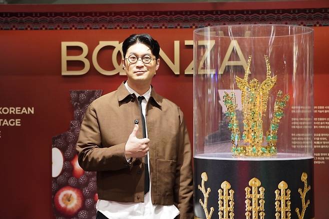 가수 최자가 지난 2일 서울 영등포구 더현대에 마련된 복분자주 브랜드 분자 '신라 금관 에디션' 팝업스토어에 방문했다./사진=분자 제공