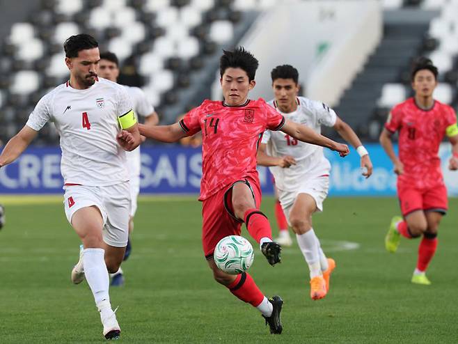 23세 이하 축구대표팀 정승배(가운데)가 7일 사우디아라비아 리야드 알샤바브 클럽 스타디움에서 열린 U-23 아시안컵 조별리그 이란전에서 수비수들을 제치고 돌파하고 있다.  대한축구협회 제공