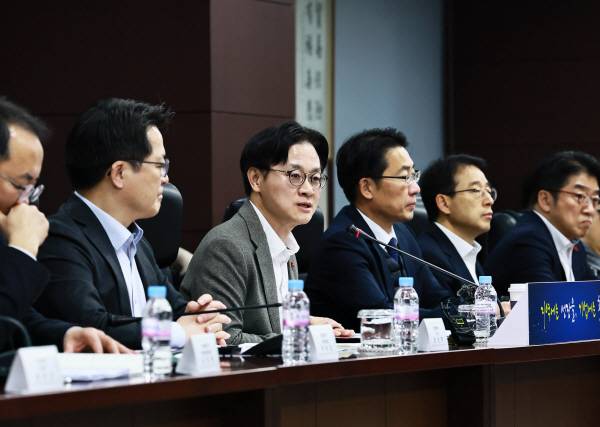 김정관(왼쪽에서 세 번째) 산업통상부 장관이 8일 서울 종로구 한국무역보험공사 대회의실에서 ‘산업통상부 공공기관(가스·원전 수출 분야) 업무보고’를 주재하고 있다. 산업부 제공