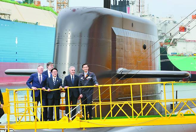 Prime Minister Kim Min-seok of Korea and Canadian Prime Minister Mark Carney inspect the submarine ROKS Jang Yeong-sil at Hanwha Ocean’s Geoje shipyard in Geoje, South Gyeongsang, on Oct. 30, 2025. From left in the front row are Canadian Defense Minister David McGuinty, Prime Minister Kim, Prime Minister Carney and Kim Dong-kwan, vice chairman of Hanwha Group. [YONHAP]