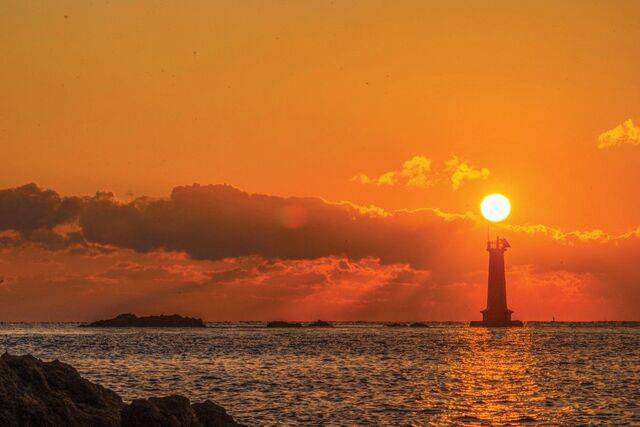 전남 여수시 돌산읍 금성리 앞바다 ‘작금등대’ 위로 장엄하게 떠오른 아침 해가 등불처럼 환하다. 오는 20일까지 태양이 암초와 등대 뒤로 떠오르는 모습을 볼 수 있다.