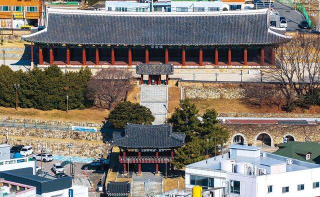 총 75칸 규모로 현존하는 국내 최대 단층 목조건물인 진남관.