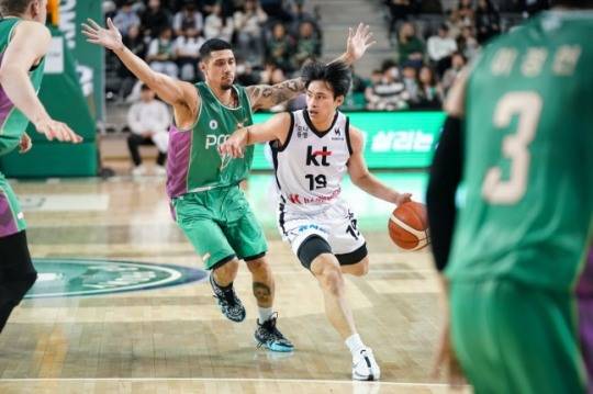 드리블하는 조엘 카굴랑안(오른쪽)과 수비하는 이선 알바노(왼쪽) / 사진=KBL 제공. 연합뉴스