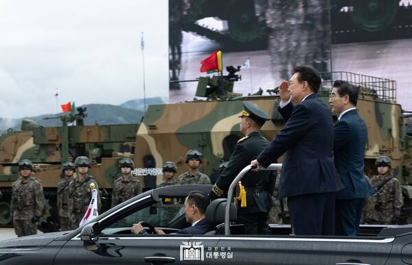 ▲윤석열 전 대통령이 2024년 10월1일 국군의날 기념식에서 김용현 전 국방부장관과 함께 카 퍼레이드를 하고 있다. 사진=대통령실