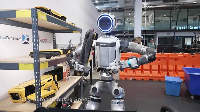 현대차그룹의 로봇 계열사 보스턴다이내믹스의 휴머노이드 로봇 아틀라스가 양손으로 부품을 접는 모습. [보스턴다이나믹스 유튜브]