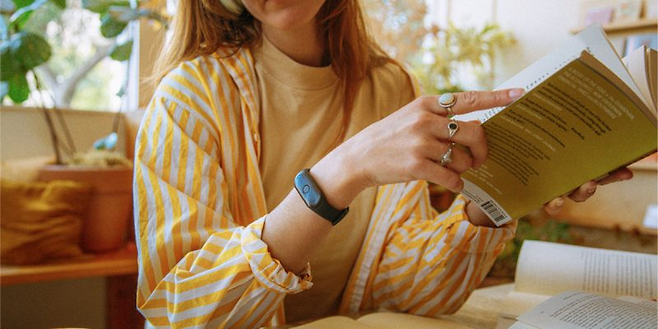 대화 분석도 해주는 ‘AI 손목밴드’ 아마존이 인수한 비(Bee)의 웨어러블 손목 밴드형 AI 레코더 ‘파이오니어’. 하루 종일 대화를 녹음할 수 있고 이를 요약해주는 기능을 제공한다. [Bee]