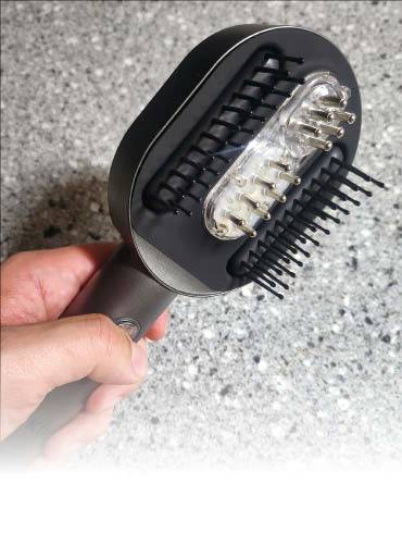 기자가 사용해본 클럭 두피 마사지기, 한 손에 착 감기는 그립감이 꽤 좋다. (조동현 기자)