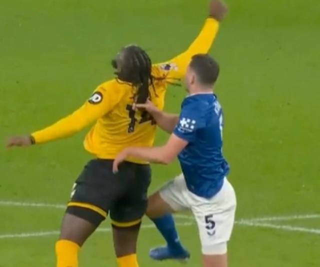 아로코다레의 머리를 잡아당기는 킨, 영웅이 역적이 되는 순간이었다. 사진=X