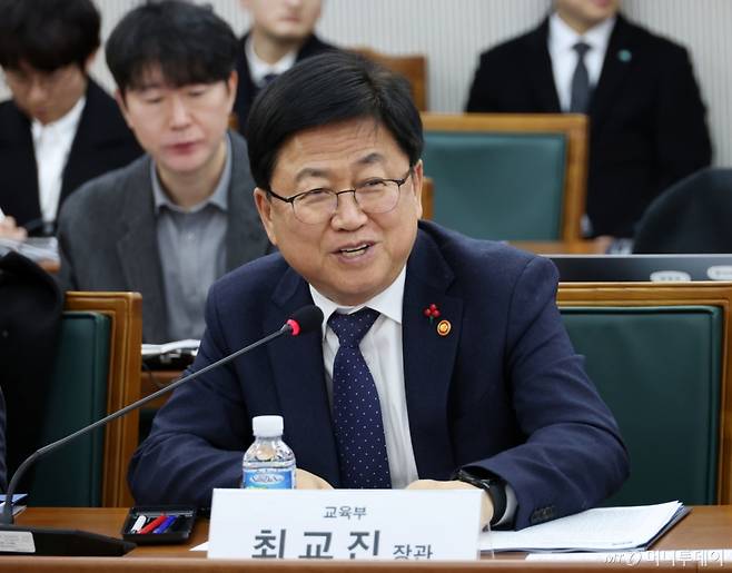 최교진 교육부 장관이 지난달 19일 오후 전남대학교에서 열린 '국가균형성장을 위한 지방대학 육성 서남전북권 현장 간담회'에서 인사말을 하고 있다/사진제공=교육부 /사진=(서울=뉴스1)