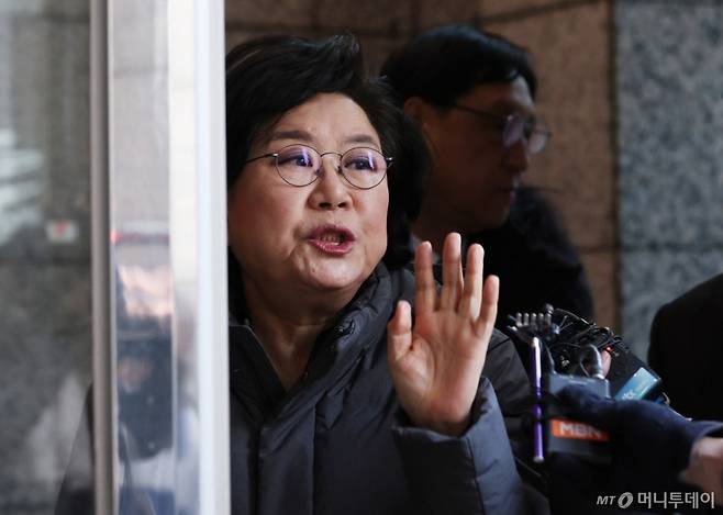 [서울=뉴시스] 김진아 기자 = 이혜훈 기획예산처 장관 후보자가 8일 서울 중구 예금보험공사에 마련된 청문회 준비 사무실로 출근하며 취재진 질문에 답하고 있다. 2025.01.08. bluesoda@newsis.com /사진=김진아