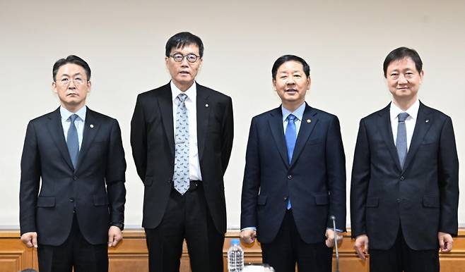 구윤철 부총리 겸 재정경제부 장관이 8일 서울 중구 은행연합회에서 열린 시장상황점검회의에 앞서 기념촬영을 하고 있다. 왼쪽부터 권대영 금융위 부위원장, 이창용 한국은행 총재, 구윤철 부총리, 이찬진 금융감독원장./사진제공=재정경제부