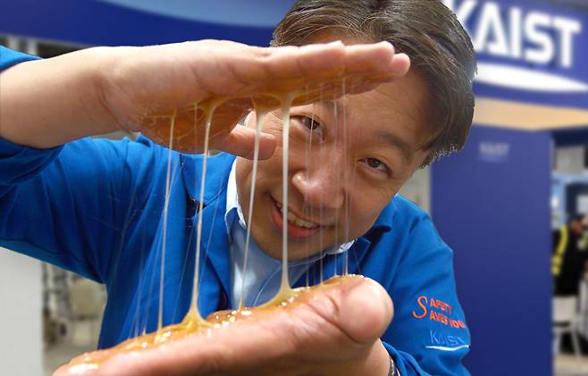 이해신 KAIST 석좌교수가 CES 2026에서 폴리페놀 복합체 기술을 시연하고 있다.[폴리페놀팩토리 제공]