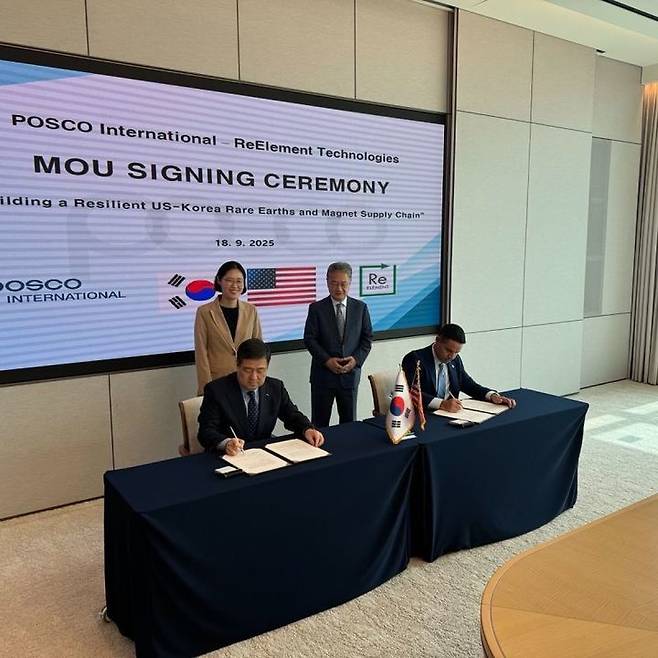 [서울=뉴시스] 포스코인터내셔널이 18일 서울 포스코센터에서 업무협약(MOU)을 체결하고 미국 리엘리먼트 테크놀로지스와 미국 내 희토류·영구자석 통합 생산단지 설립을 위한 업무협약(MOU)을 맺었다. 사진은 이날 협약식에서 이계인 포스코인터내셔널 사장(책상 왼쪽)과 마크 젠슨 리엘리먼트 최고경영자(CEO)가 문서에 서명하는 모습. (사진=아메리칸리소시스 제공) 2025.09.19 photo@newsis.com *재판매 및 DB 금지