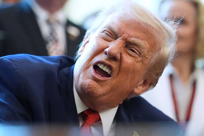 [워싱턴=AP/뉴시스] 7일(현지 시간) 뉴욕타임스(NYT)에 따르면, 엑슨모빌과 코노코필립스 등 과거 베네수엘라에 대규모로 투자했던 미국 석유기업들은 베네수엘라에 대해 각각 200억 달러와 120억 달러 규모의 채권을 보유하고 있다. 사진은 도널드 트럼프 미 대통령. 2026.01.08.