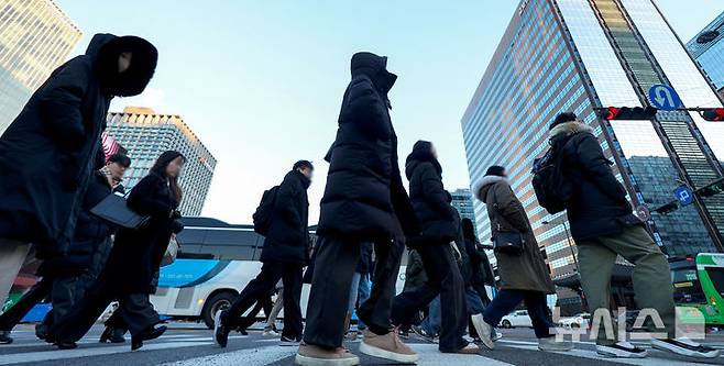 [서울=뉴시스] 김선웅 기자 = 두꺼운 옷차림을 한 시민들이 출근하고 있다. 2026.01.02. mangusta@newsis.com