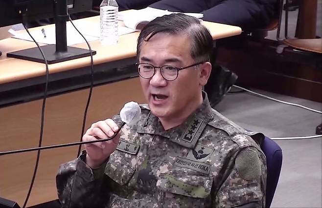 [서울=뉴시스] 조성우 기자 = 여인형 전 국군방첩사령관이 24일 서울 서초구 서울중앙지방법원에서 열린 윤석열 전 대통령의 내란 우두머리 및 직권남용 권리행사 방해 혐의 사건 속행 공판에 증인으로 출석해 답변하고 있다. (사진=서울중앙지방법원 제공) 2025.11.24. photo@newsis.com *재판매 및 DB 금지