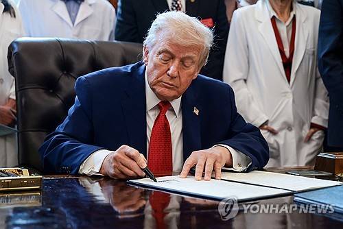 서명하는 트럼프 미국 대통령 [로이터=연합뉴스 제공] *기사와 관련 없는 자료사진.