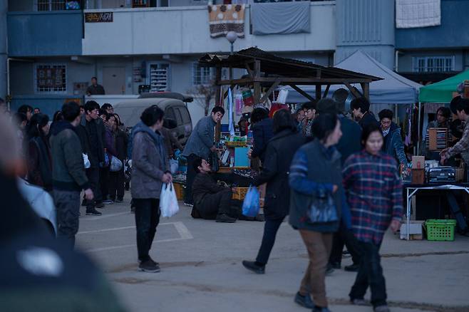 웨이브 시리즈 '콘크리트 마켓'은 대지진 이후 유일하게 남은 아파트에서 물건을 사고파는 이른바 '황궁마켓'이 자리 잡은 세계에서 생존을 위해 각자의 방식으로 거래하는 이야기를 그린다. 웨이브 제공