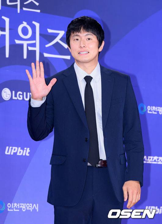 [OSEN=이대선 기자] 제4회 청룡시리즈어워즈 레드카펫 및 포토월 행사가 18일 인천 파라다이스시티에서 열렸다.청룡시리즈어워즈는 2022년 대한민국 최초로 시도된 오리지널 스트리밍 시리즈를 대상으로 하는 시상식이다. 사회는 전현무와 임윤아로 4년 연속 호흡을 맞춘다.방송인 기안84가 레드카펫을 밟고 있다. 2025.07.18 /sunday@osen.co.kr