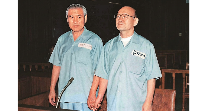 노태우(좌), 전두환(우) 피고인 (1996년 12.12 사건 공판, 서울지방법원)