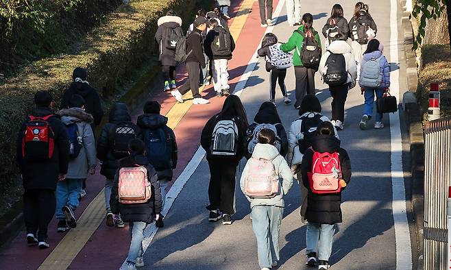 서울 시내 초등학교를 등교하는 학생들의 모습. 뉴스1