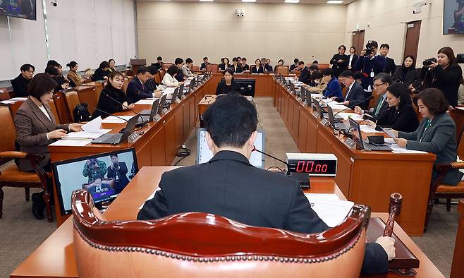 박주민 국회 보건복지위원장이 7일 서울 여의도 국회에서 열린 보건복지위원회 전체회의를 주재하고 있다. 뉴시스