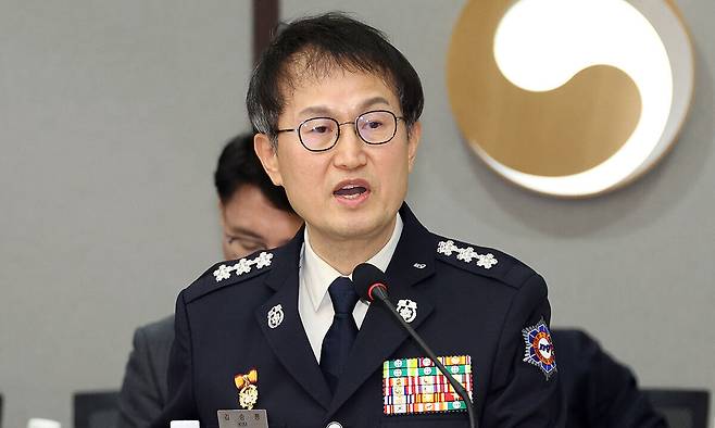 김승룡 소방청장 직무대행이 8일 세종시 정부세종청사에서 윤호중 행정안전부 장관에게 2026년 업무계획을 보고하고 있다. 세종=뉴시스