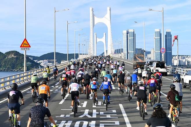 지난해 9월 부산에서 열린 ‘세븐 브릿지 투어’에서 참가자들이 자전거를 타고 광안대교를 달리고 있다.  부산시 제공