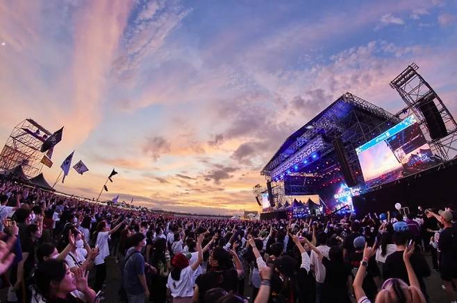 지난해 9월 개최된 부산국제록페스티벌에서 관객들이 환호하며 공연을 즐기고 있다.  부산시 제공