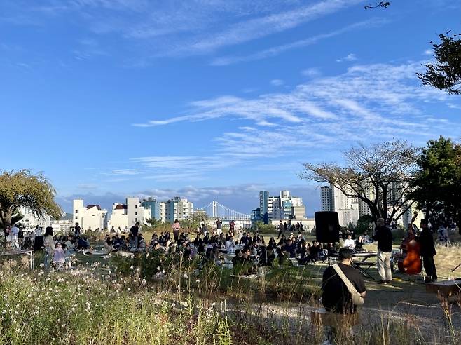 옛 부산시장 관사인 도모헌에서 야외 재즈 공연이 펼쳐지고 있다.  부산시 제공