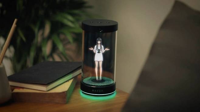 미국 라스베이거스에서 열린 CES 2026에서 공개된 레이저의 3D 홀로그램 AI 동반자 ‘프로젝트 에이바’. 유리병 형태의 디스플레이 안에 구현된 AI 캐릭터가 책상 위에 배치돼 일정 관리와 업무·생활 보조 기능을 수행하는 콘셉트다. 레이저 제공