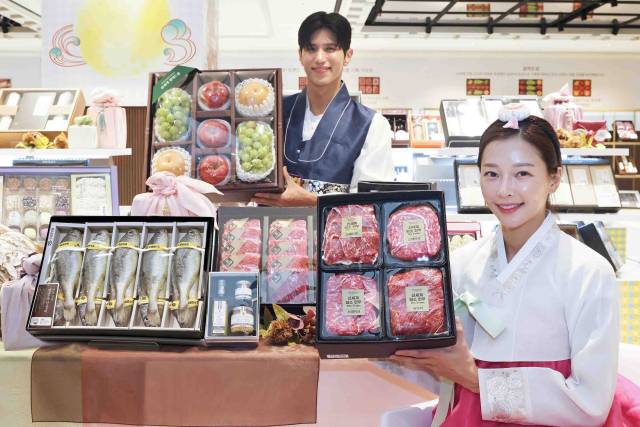 신세계백화점 모델들이 설 선물 세트를 소개하고 있다. 사진 제공=신세계백화점