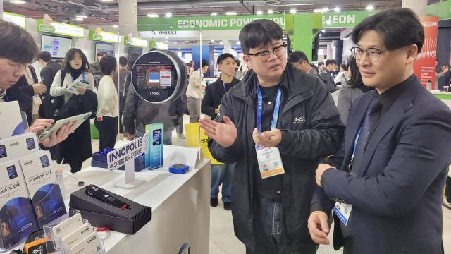 임문택(오른쪽 첫번째) 대덕연구개발특구본부장이 CES 2026 혁신상을 수상한 린솔의 이효근(″두번째) 대표로부터 기술설명을 듣고 있다. 사진제공=연구개발특구진흥재단