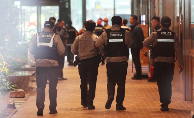 사진은 해당 기사와 무관. 지난해 12월 경기 성남시 카카오 판교아지트에 폭파 협박이 있었다는 사측의 신고가 접수돼 경찰과 군이 건물을 수색하고 있다. 연합뉴스