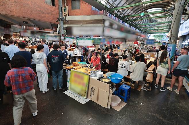 명절 추석과 제2차 민생회복 소비쿠폰 신청을 앞둔 2025년 9월12일 서울 종로구 광장시장 제수용품 구입을 위해 찾은 시민들이 광장시장 음식을 먹고 있다. ⓒ시사저널 박정훈·양선영