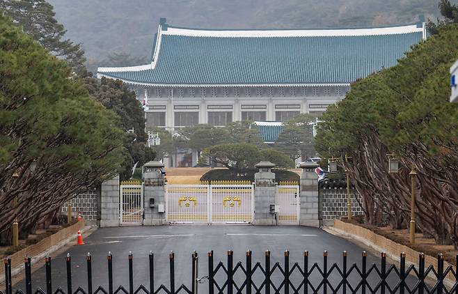 지난해 12월16일 서울 종로구 청와대 정문 앞이 청와대 복귀를 앞두고 공사로 분주한 모습이다. ⓒ시사저널 최준필
