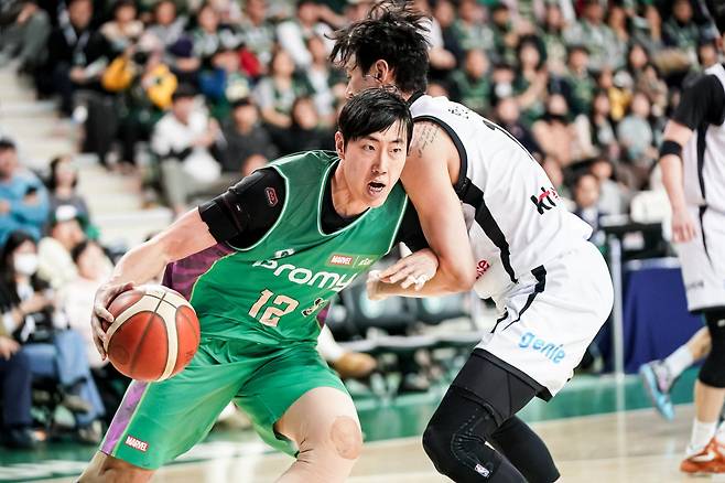 DB 정효근(왼쪽)이 8일 원주DB프로미아레나서 열린 KT전에서 한희원의 수비를 뚫고 공격을 시도하고 있다. 정효근은 이날 막판 3점슛 2개를 터트리며 팀의 82-80 승리를 이끌었다. 사진제공｜KBL