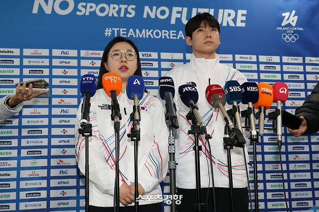 7일 충북 진천국가대표선수촌 챔피언하우스에서 열린 2026 밀라노·코르티나 동계올림픽대회 D-30 미디어데이에서 컬링 믹스더블 종목에 출전하는 김선영(왼쪽), 정영석 선수가 취재진과 인터뷰하고 있다. 2026.01.07. 정효진 기자