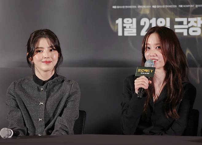 배우 전종서와 한소희가 8일 서울 송파구 롯데시네마 월드타워점에서 열린 영화 ‘프로젝트Y’ 시사 간담회에서 질문에 답하고 있다. 연합뉴스