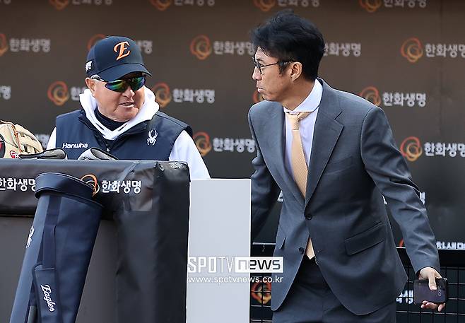 ▲ 김경문 감독과 손혁 단장은 팀 중견수 업그레이드를 놓고 모두 고민을 가지고 있다 ⓒ곽혜미 기자