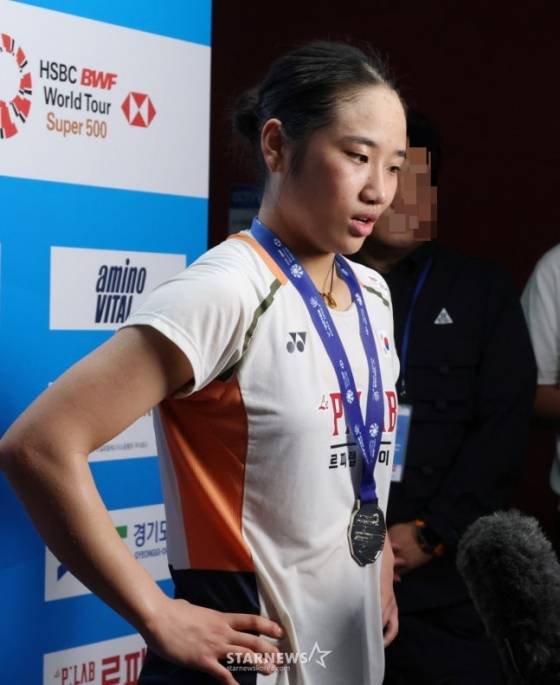 지난해 9월 수원에서 열린 빅터 코리아 오픈 결승에서 야마구치 아카네에게 패한 뒤 인터뷰를 하고 있는 안세영. /사진=김진경 대기자