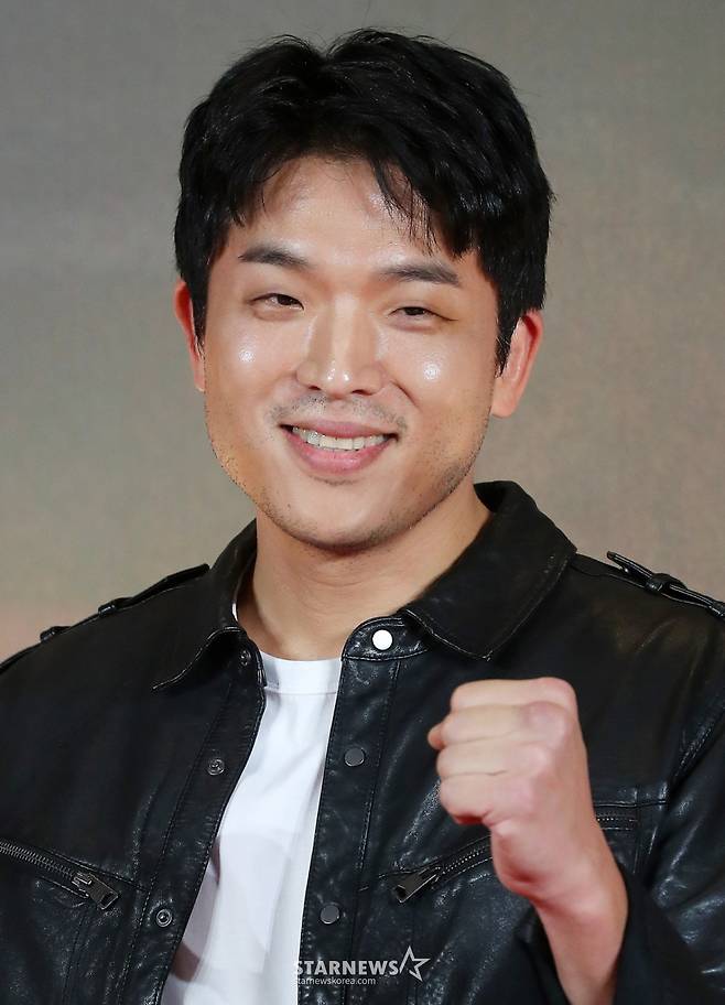 '흑백요리사' 안성재 셰프가 5일 오후 서울 용산구 아이파크몰 CGV에서 진행된 영화 '글래디에이터2' VIP시사회에 참석해 포즈를 취하고 있다.  2024.11.05 /사진=김창현 chmt@