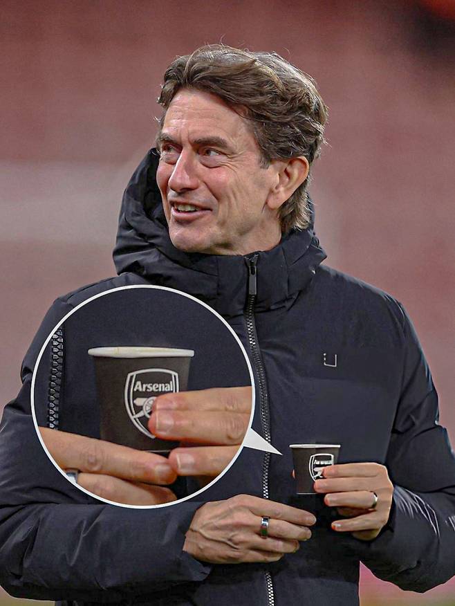 토마스 프랭크 토트넘 홋스퍼 감독이 아스널 로고가 그려진 컵을 들고 있다. /사진=ESPN 갈무리